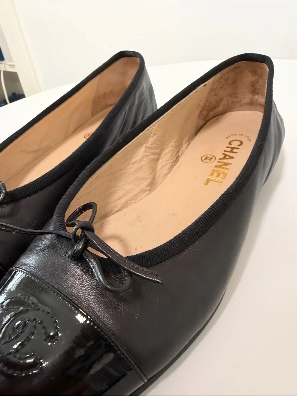CHANEL Black Lambskin & Patent Calfskin Ballet Flats size 39